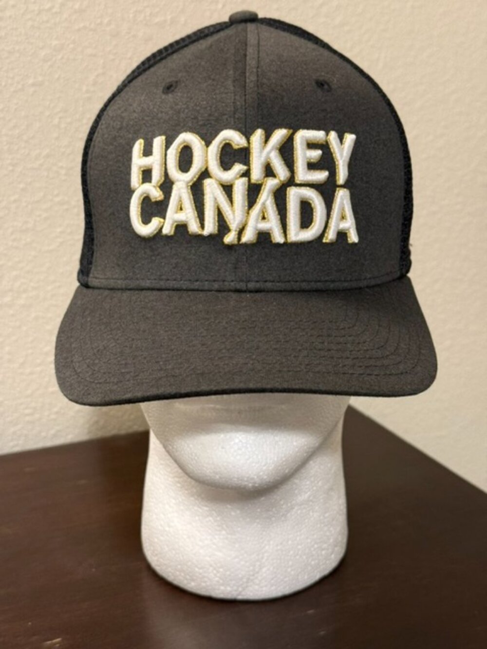 Official Team Canada Nike Hockey Canada Trucker Cap - New with tags